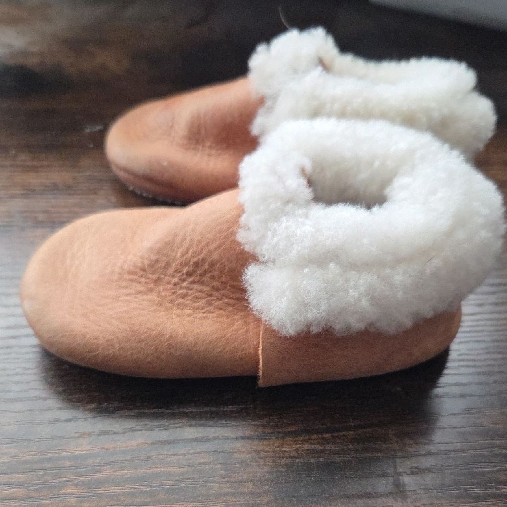 Freshly Picked Weathered Shearling Baby Shoe - Picture 4 of 7